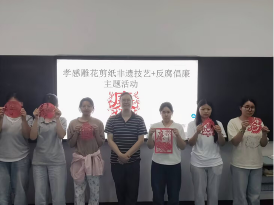 巧手刻“廉”韵 红歌润初心——教育与艺术学院深耕“廉洁美育”实践新篇章